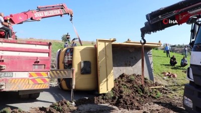  Toprak yüklü kamyon yan yattı: 1 yaralı 