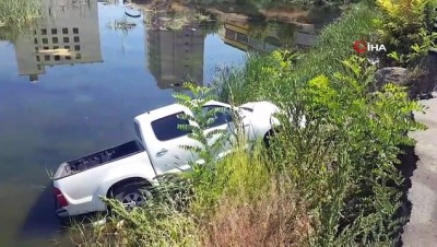 insaat cukuru -  El freni çekilmeyen kamyonet inşaat çukurundaki göle düştü Videosu