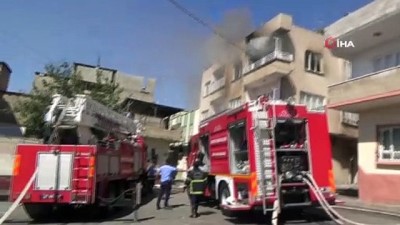  Eşyaları balkondan atıp evi ateşe verdi