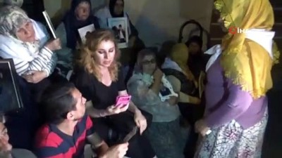  HDP il binası önünde eylem yapan annelere sanatçı Hülya Bozkaya’dan destek