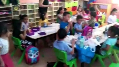 kucuk kiz -  Okul müdürü çocuğa bakıyor, öğretmen de öğrencilere ders veriyor  Videosu