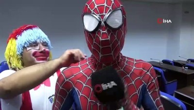 super kahraman -  “SpiderRoman”...Sosyal medyanın yeni fenomeni, Roman havası oynayan 'Örümcek Adam' İhlas Haber Ajansı'na konuştu Videosu