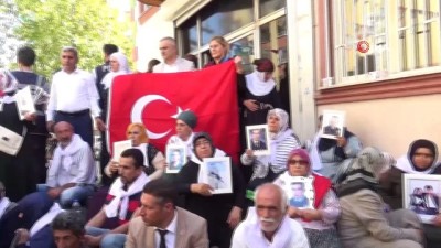 turk bayragi -  Trabzon Şehit Aileleri Derneği HDP önünde Türk bayrağı açtı Videosu