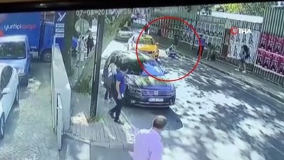 sigorta sirketi -  İstanbul’da yolun karşısına geçen kadına taksinin çarptığı anlar kamerada  Videosu