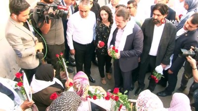 kamu personeli -  Memur-Sen Genel Başkanı Ali Yalçın'dan, HDP önünde eylem yapan ailelere destek  Videosu