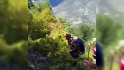 ormanli - Ekipler ormanda bulunan yaşlıyı sırtta 3 kilometre taşıdı - AMASYA  Videosu