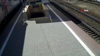 yolcu treni -  - Yaşlı Adamı Trenin Altında Kalmaktan Son Anda Polis Kurtardı  Videosu