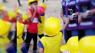  - İdlib'te savaş çocuklarının buruk eğlencesi
- Savaşın gölgesinde çocuk olmak
- İdlibli çocuklar kendileri için hazırlanan oyunlarda eğlendi