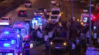 metrobus yolu -  Makas atan araç önce bariyerlere sonra başka bir otomobile çarptı: 5 yaralı  Videosu