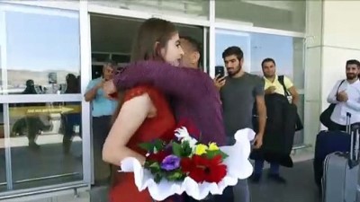 Askerlik dönüşü havalimanında evlenme teklifi - VAN 