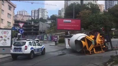 metro insaati - Beşiktaş'ta beton mikseri devrildi - İSTANBUL  Videosu