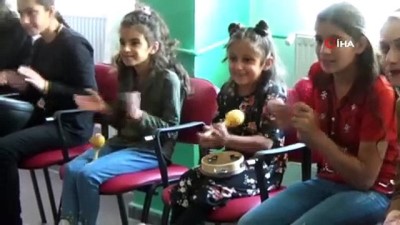 muzik odasi -  Özel gereksinimli çocuklar İran’ın sıfır noktasında doyasıya eğlendi  Videosu