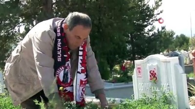 kulup baskani - 52 yıl önce maçta ölen Sivasspor taraftarlarını tek başına andı  Videosu