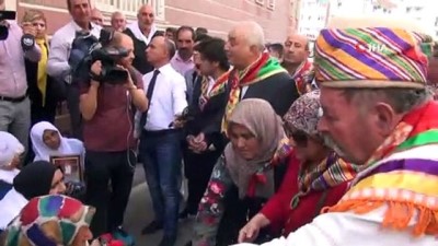 HDP il binası önünde oturma eylemi yapan ailelere destek ziyaretleri sürüyor