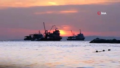 siluet -  Balıkçıların kartpostallık gün batımı manzarası havadan görüntülendi  Videosu