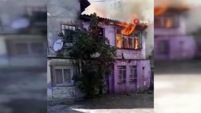 mustafapasa -  Fatih’te alev alev yanan binaya bahçe hortumuyla müdahale etti Videosu