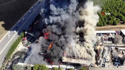  Tuzla'da polyester fabrikasındaki yangın havadan görüntülendi 