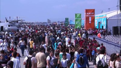 TEKNOFEST İstanbul üçüncü gününde ziyaretçilerini ağırlıyor - Akrobasi uçuşları - İSTANBUL 