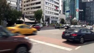  İstanbul’da motosikletlinin metrelerce sürüklendiği kaza kamerada 