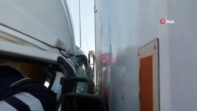  Kuzey Marmara otoyolu'nda iki kamyon çarpıştı