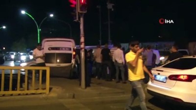 polis araci -  Diyarbakır’da sivil polis otosu kaza yaptı: 3’ü polis, 5 yaralı  Videosu