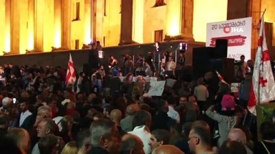  - Gürcistan’da hükümet karşıtı protesto
- Protestocular hükümete kırmızı kart gösterdi