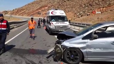  Sivas’ta otomobil bariyerlere çarptı:3 yaralı 