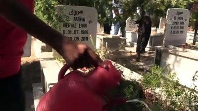 Terör kurbanı genç kızlar mezarları başında anıldı - SİİRT