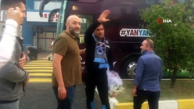 Yurda dönen Trabzonspor'da, taraftarlar Ünal Karaman'a destek verdi 