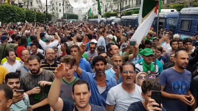 rejim - 'Buteflika rejimi temsilcileri' protesto edildi - CEZAYİR  Videosu