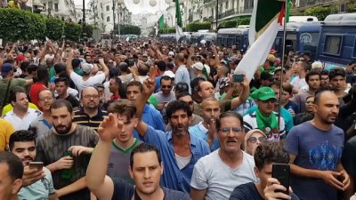 istifa - 'Buteflika rejimi temsilcileri' protesto edildi - CEZAYİR  Videosu