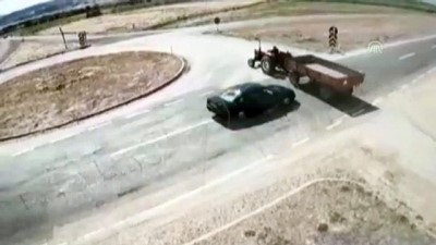 karahisar - Otomobil traktörle çarpıştı: 2 ölü, 1 yaralı - AFYONKARAHİSAR Videosu
