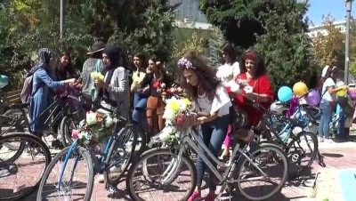 Kadınlar süsledikleri bisikletlerle şehir turu attı - VAN 