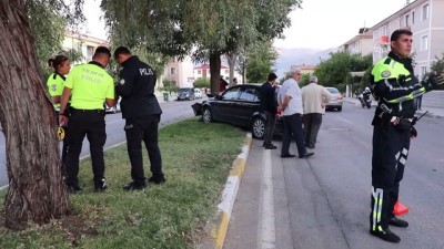 Otomobil refüjdeki ağaca çarptı: 3 yaralı - ERZİNCAN
