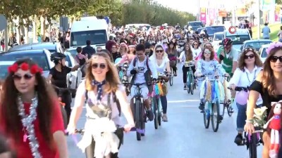 yan etki -  Süslü kadınlar çevre için pedal çevirdi Videosu