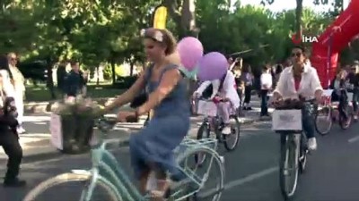  ‘Süslü Kadınlar’ süslü bisikletleriyle caddelerde