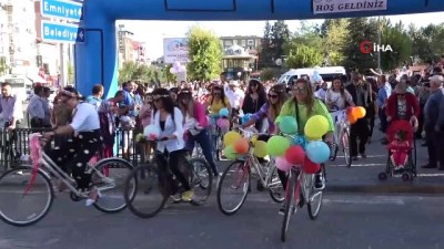  Uşakta ilk kez 'Süslü Kadınlar Bisiklet Turu' gerçekleştirildi