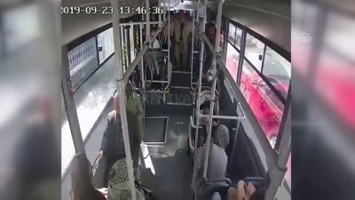 arac ici kamera - Halk otobüsü otomobille çarpıştı: 4 yaralı - SİVAS Videosu