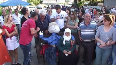 tayk -  Ölen eşinin kuklasıyla birlikte gelin arabasının önünü kesti Videosu