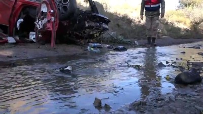 dere yatagi - Otomobil devrildi: 2 ölü, 6 yaralı (2) - SİVAS  Videosu