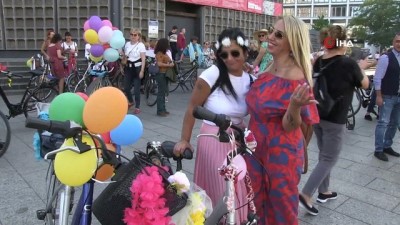  - 'Süslü Kadınlar' Berlin'de pedal çevirdi
- Berlin’de “Süslü Kadınlar Bisiklet Turu” düzenlendi 