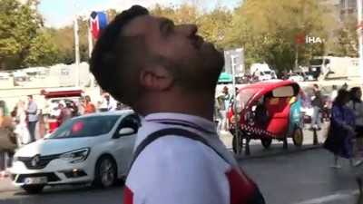 guven timleri -  Taksim’de bir binadan kopan parça yoldan geçen turistin üzerine düştü  Videosu