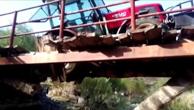 tahta kopru -  Traktör tahta köprüde asılı kaldı  Videosu