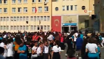 okul bahcesi -  İstanbul 4,6'lık depremle sallandı, deprem nedeniyle okullar boşaltıldı  Videosu