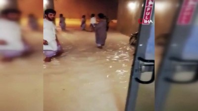 saganak yagis -  - Umman'da fırtına nedeniyle hayat durdu Videosu