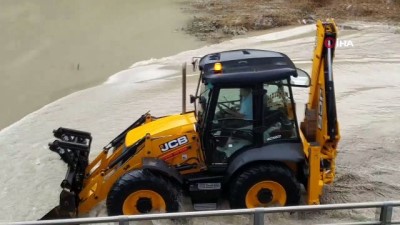 toprak kaymasi -  Kuşadası’nda sağanak yağış...Yollar göle döndü, araçlar suya gömüldü  Videosu