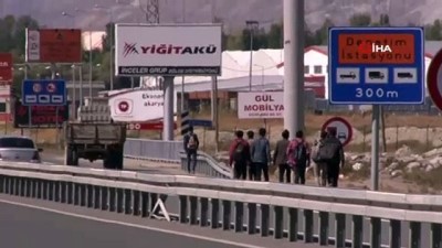 kamyon kasasi -  Umuda yolculuk için günlerce yol yürüyorlar  Videosu