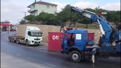  Bursa'da seyir halindeki TIR'ın konteyneri yola fırladı... O anlar kamerada 
