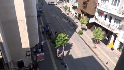  Saray'da depremden kaçış anı kameraya yansıdı