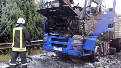  Balataları tutuşan tır yanarak kullanılamaz hale geldi 